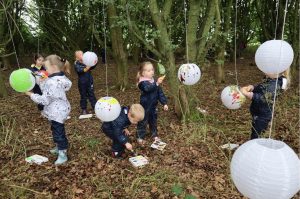 Forest school atelier - painting on sheets and hanging lanterns