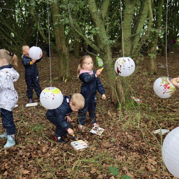 Forest school atelier - painting on sheets and hanging lanterns